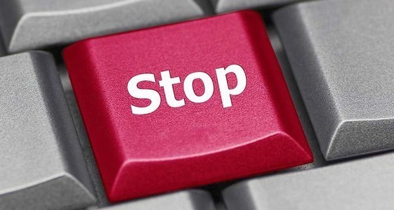 Image d'une touche de clavier rouge avec pour intitulé STOP