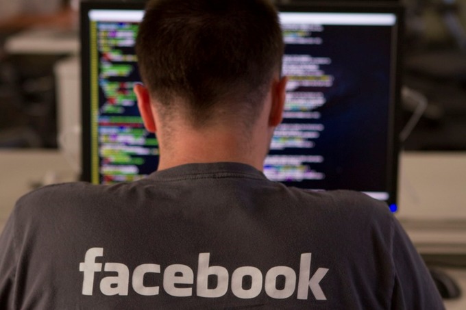 Un developpeur Facebook devant son ordinateur