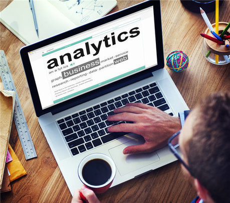 Ordinateur avec un fond d'écran avec écrit Analytics